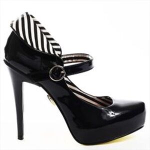 Harajuku Lovers black patent leather heels